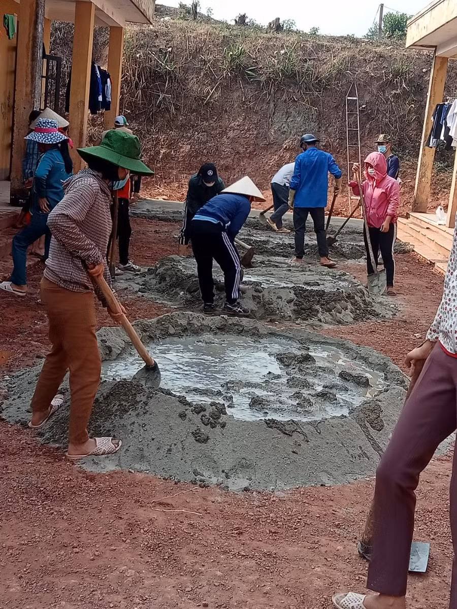 Giáo viên trường PTDTBT THCS Quảng Lâm sửa chữa khu nhà nội trú cho học sinh.