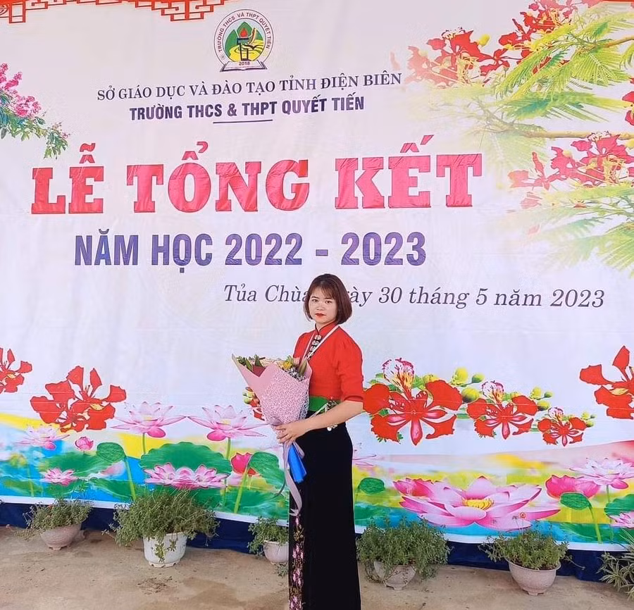 Cô giáo Nguyễn Thị Hải chụp ảnh lưu niệm nhân Lễ Tổng kết năm học 2022 - 2023.