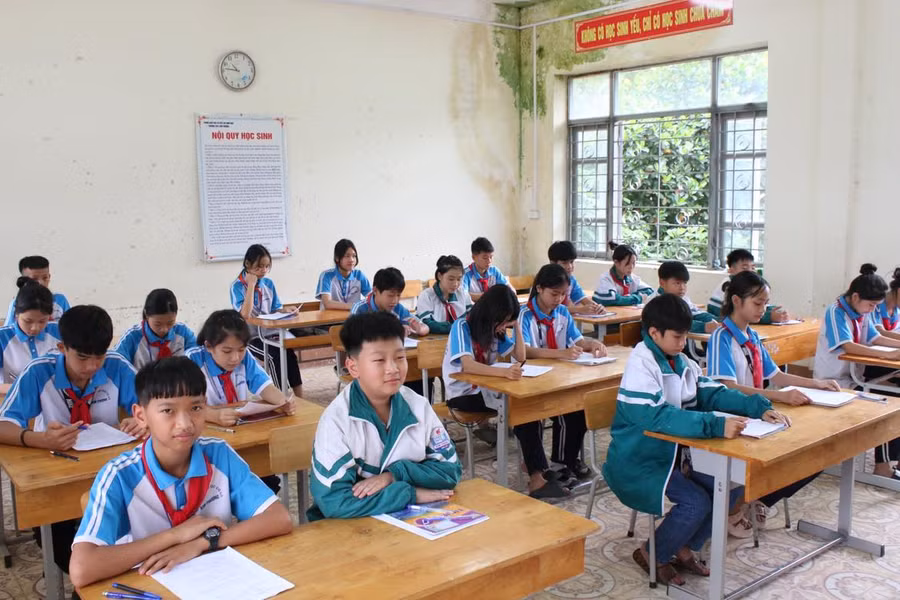 Học sinh lớp 9 trường THCS Kim Phượng trong giờ ôn tập.