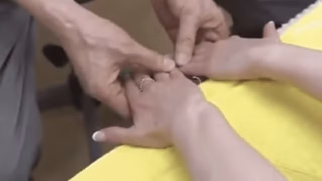 Học tập ngay bài tập kỳ diệu "cứu rỗi" cái lưng của dân công sở Nhật: Nằm im 5 phút là mọi nhức mỏi đều tan biến! - Ảnh 9. Học tập ngay bài tập kỳ diệu "cứu rỗi" cái lưng của dân công sở Nhật: Nằm im 5 phút là mọi nhức mỏi đều tan biến! - Ảnh 9.