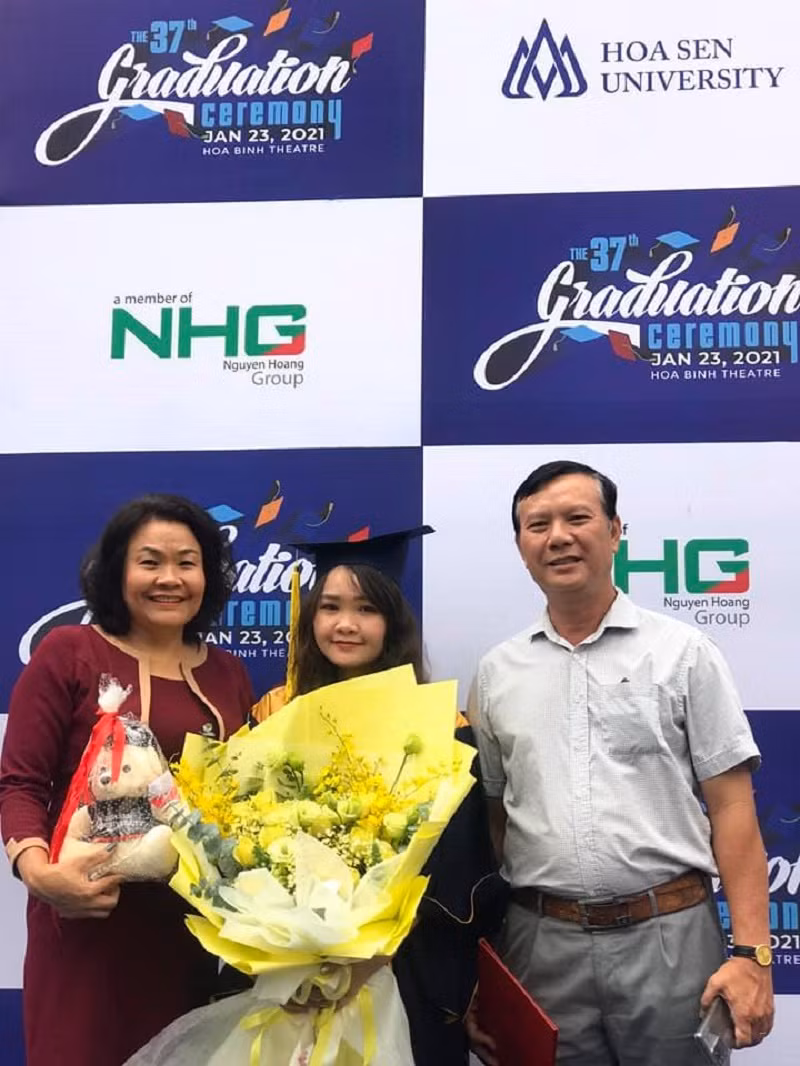 Niềm vui và hạnh phúc của 1 tân cử nhân bên cha mẹ trong ngày tốt nghiệp