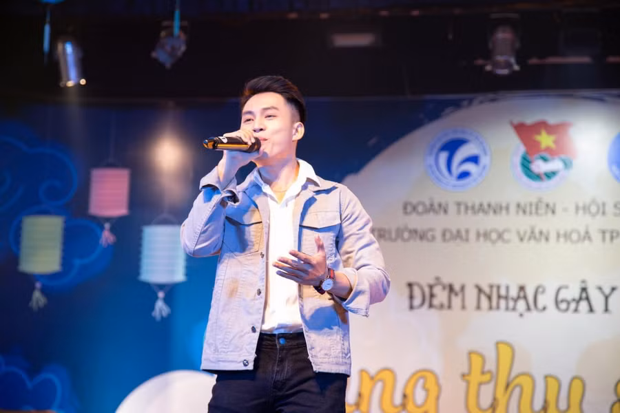 Nhạc sĩ, ca sĩ Quách Thái Duy biểu diễn trong một đêm nhạc gây quỹ từ thiện tại Trường ĐH Văn Hóa TPHCM