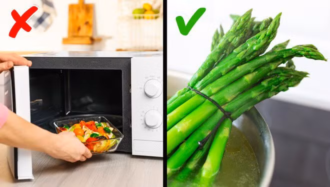 Nấu măng tây trong lò vi sóng làm cạn kiệt hàm lượng vitamin C của măng do chất dinh dưỡng bị hòa tan trong nước. 
