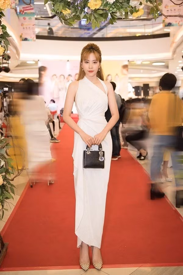 Sau chuỗi ngày mặc xấu liên tục, Nam Em gây ngỡ ngàng với style mới đẹp xuất sắc ảnh 10 Sau chuỗi ngày liên tục lọt top thảm họa, nam em khiến nhiều người ngỡ ngàng với style sành điệu chất lừ