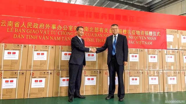 Tổng Lãnh sự quán Việt Nam tại Côn Minh (Trung Quốc) tiếp nhận trang thiết bị hỗ trợ chống dịch COVID-19 của tỉnh Vân Nam (Trung Quốc) gửi tặng 8 tỉnh/thành phố của Việt Nam - Ảnh: Báo Thế giới và Việt Nam. Tổng Lãnh sự quán Việt Nam tại Côn Minh (Trung Quốc) tiếp nhận trang thiết bị hỗ trợ chống dịch COVID-19 của tỉnh Vân Nam (Trung Quốc) gửi tặng 8 tỉnh/thành phố của Việt Nam - Ảnh: Báo Thế giới và Việt Nam.