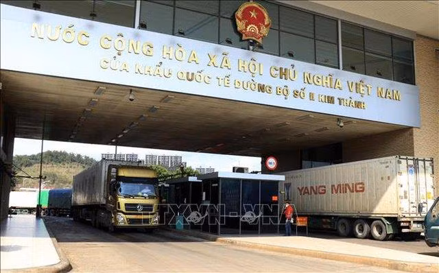Trong 8 tháng năm 2022, kim ngạch xuất nhập khẩu Việt - Trung đạt 117,4 tỷ USD, tăng 10,8% so với cùng kỳ năm 2021 - Ảnh: TTXVN Trong 8 tháng năm 2022, kim ngạch xuất nhập khẩu Việt - Trung đạt 117,4 tỷ USD, tăng 10,8% so với cùng kỳ năm 2021 - Ảnh: TTXVN