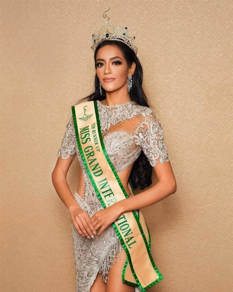 Á hậu 5 Miss Grand International 2022 - Yuvna Rinishta. Tại chung kết, cô lọt top 10 chung cuộc nhờ thắng giải bình chọn, đồng hạng Á hậu 5 với 4 cô gái khác.