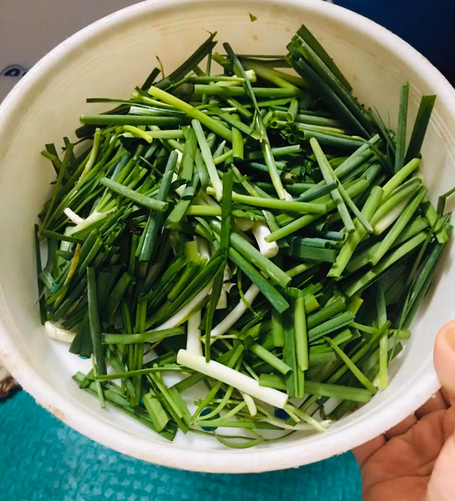 Hành lá, hẹ cắt khúc dài. Hành lá, hẹ cắt khúc dài.