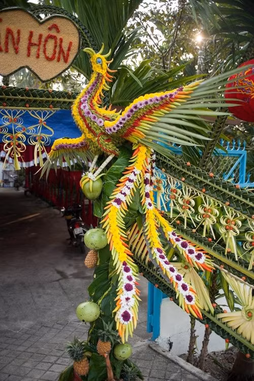 Cổng cưới ngày nay khó mà sánh kịp về sự công phu.