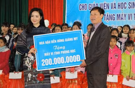 Hoa hậu Đền Hùng Giáng My đại diện cho Công ty cổ phần Đầu tư Thiên Triều trao tặng 200 triệu để trang bị máy vi tính phòng học cho các trường còn thiếu thốn cơ sở vật chất