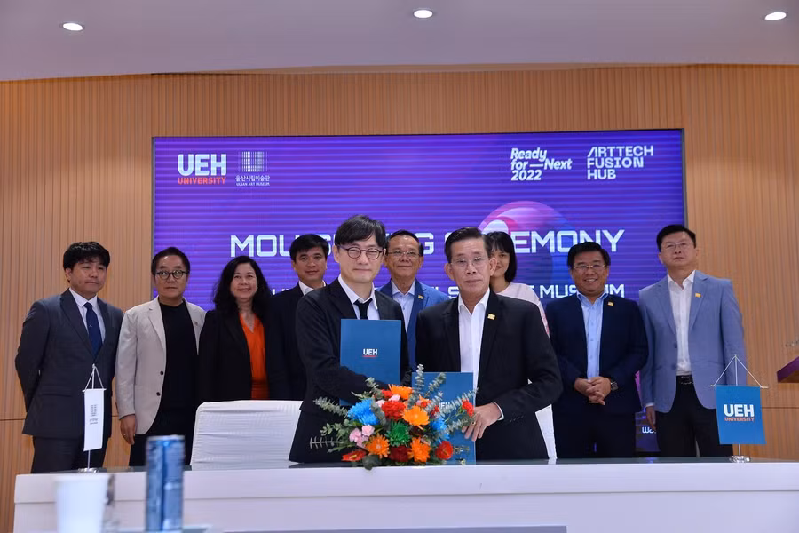 Nghi thức ký kết MOU giữa UEH và Bảo tàng Nghệ thuật Ulsan.