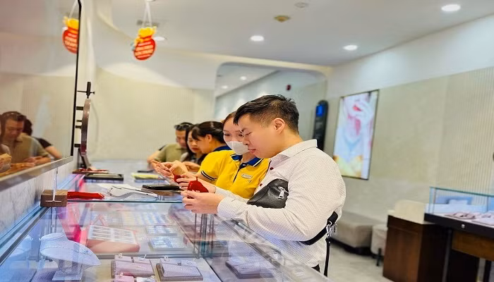 Giá vàng cuối tuần 14/4 cùng chiều thế giới giảm mạnh