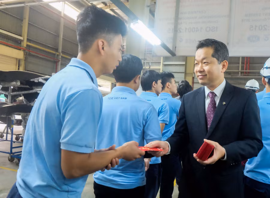 Ông Nguyễn Văn Quảng lì xì đầu năm cho công nhân Cty TNHH TCIE Việt Nam. Ông Nguyễn Văn Quảng lì xì đầu năm cho công nhân Cty TNHH TCIE Việt Nam.