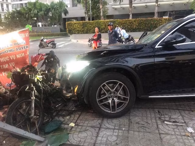 Ô tô tông xe máy, cụ ông chạy xe ôm chết, nữ tiếp viên hàng không trọng thương - 3