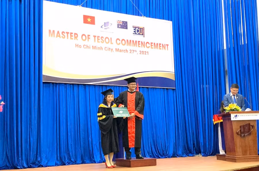 GS.TS Nguyễn Minh Hà- Hiệu trưởng Trường ĐH Mở TPHCM trao bằng tốt nghiệp cho 1 thạc sĩ