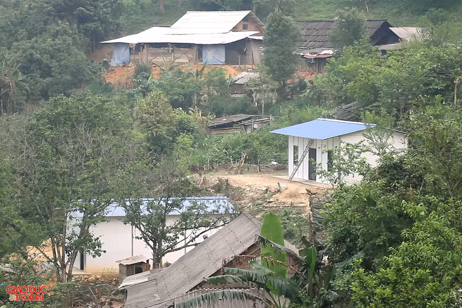 Những mái nhà mới do Bộ Công an xây dựng ở xã Tây Sơn, huyện Kỳ Sơn. (Ảnh: Phạm Tâm) Những mái nhà mới do Bộ Công an xây dựng ở xã Tây Sơn, huyện Kỳ Sơn. (Ảnh: Phạm Tâm)