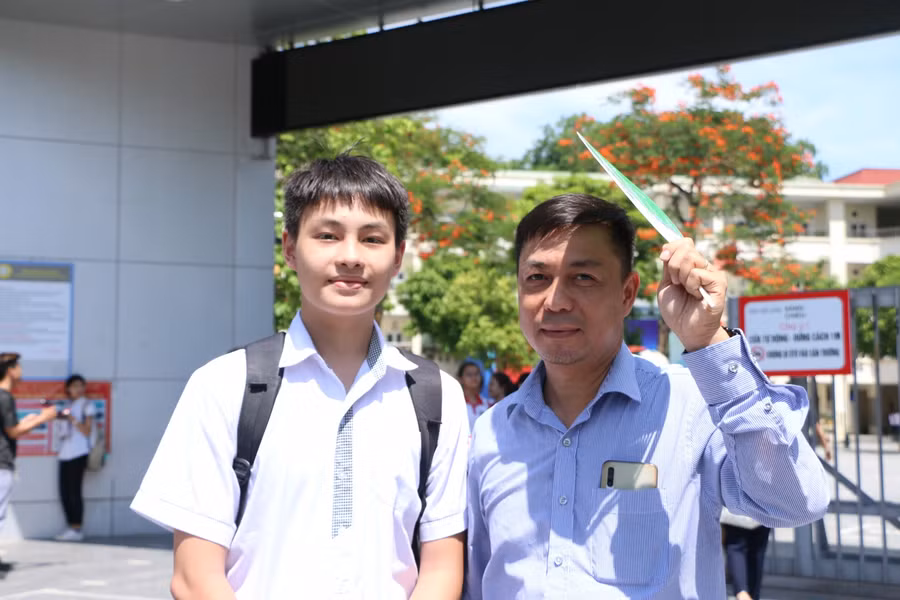 Việc phụ huynh động viên và không nên kỳ vọng quá lớn vào con sẽ giúp các em giảm được áp lực.