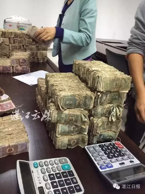 Choáng váng với vị khách hàng chở nửa tấn tiền lẻ đi mua xe ô tô ảnh 5 Rất nhiều nhân viên của cửa hàng đã phải toát mồ hôi hột trong nhiều giờ đồng hồ mới có thể kiểm xong số tiền lẻ tới mức không thể lẻ hơn này.