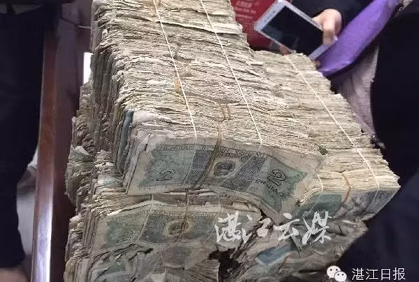Choáng váng với vị khách hàng chở nửa tấn tiền lẻ đi mua xe ô tô ảnh 4 Tổng số tiền mà vị khách mang đến nặng hơn nửa tấn và có giá trị lên tới 80.000 tệ (tương đương 272 triệu đồng).
