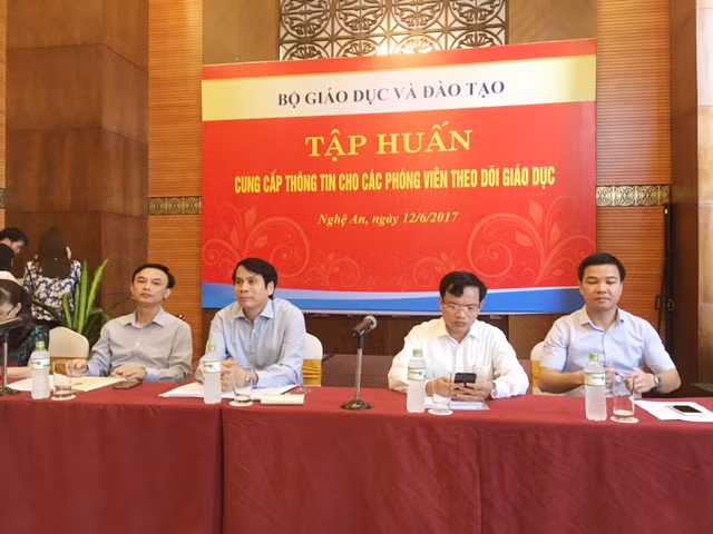 Thứ trưởng Phạm Mạnh Hùng đã đến dự và trao đổi thông tin với các nhà báo.