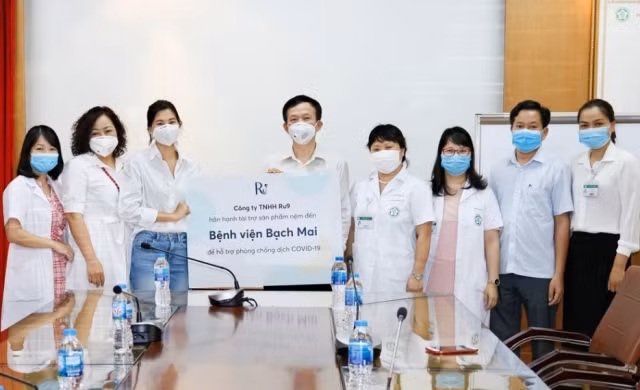R9 gửi tặng đến các y bác sĩ bệnh viện Bạch Mai.