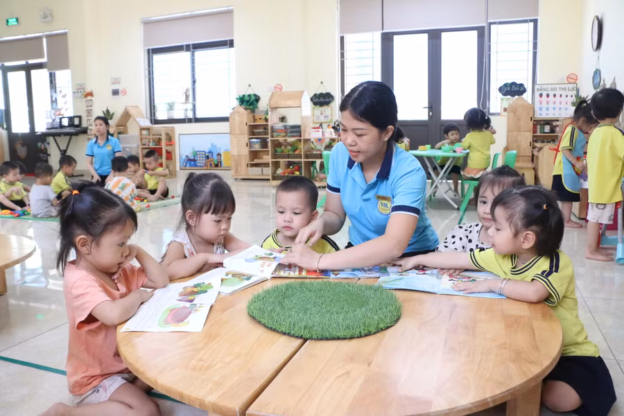 Cô trò Trường Mầm non Yên Mỹ (Thanh Trì, Hà Nội) trong một hoạt động trên lớp.