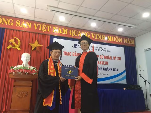 Cụ ông nhận bằng cử nhân loại Giỏi ở tuổi 70 - 1