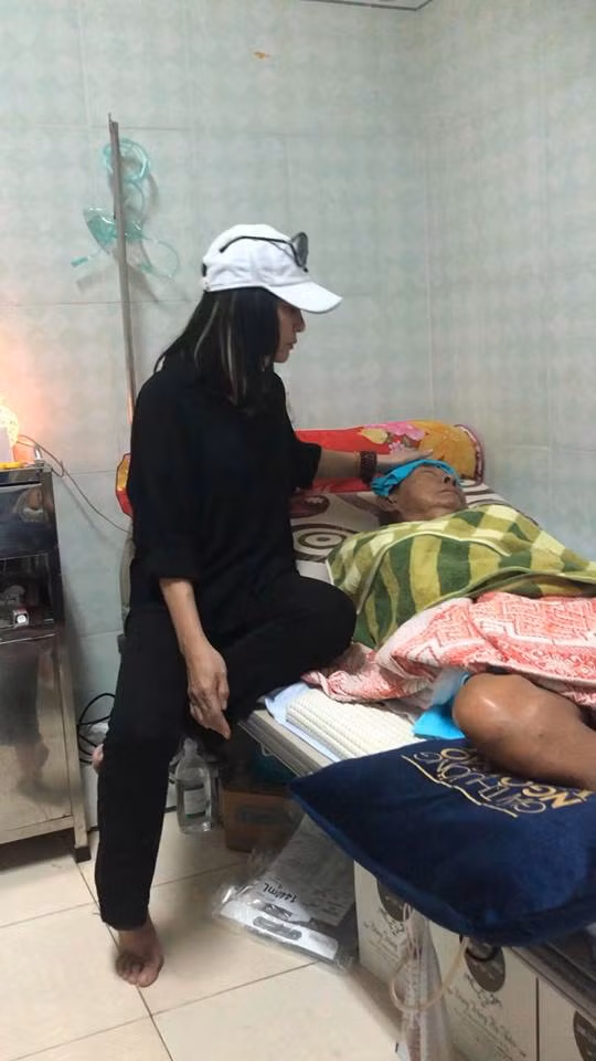 Lê Bình sốt cao, mê sảng, không ăn uống được, gia đình ngừng nhận quyên góp