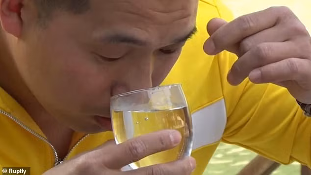 choang voi vo su hit nuoc bang mui roi phun ra tuoi hoa dang… mat hinh anh 1