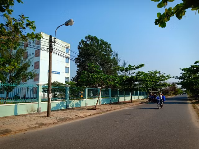 Hiện Dự án Làng ĐH Đà Nẵng mới chỉ có 3 cơ sở GD được xây dựng và đi vào hoạt động, gồm Trường CĐ Việt - Hàn, Khoa Y Dược (ĐH Đà Nẵng) và Trường CĐ Công nghệ thông tin. Ảnh: Đại Thắng