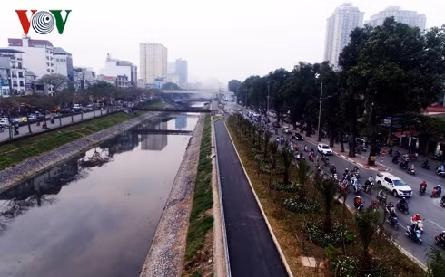 nang nong, nguoi dan thu do ngat tho voi mui hoi thoi o song to lich hinh 2