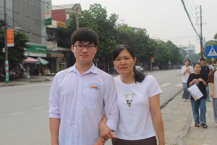 Chị Bùi Thị Hương cùng con trai dự thi tại Trường THPT chuyên Lam Sơn. Ảnh: Lường Toán.