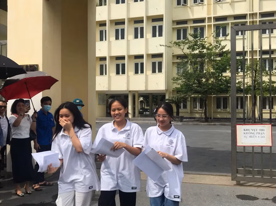 Thí sinh rời phòng thi môn Ngữ văn kỳ thi tốt nghiệp THPT 2023 tại điểm thi Trường THPT chuyên Lam Sơn. Ảnh: Lường Toán.