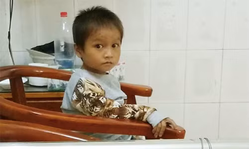 Bé Hùng tươi tỉnh sau 3 ngày điều trị ở viện. Bé Hùng tươi tỉnh sau 3 ngày điều trị ở viện. Ảnh: Ngọc Hồng.