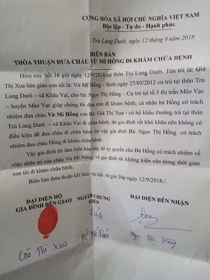Mẹ bé Hùng bàn giao em cho chị Ngọc Hồng đưa đi khám trước đó. Tên thật của bé trên khai sinh là Vừ Mí Hùng. Mẹ bé Hùng bàn giao em cho chị Ngọc Hồng đưa đi khám trước đó. Ảnh: Ngọc Hồng.