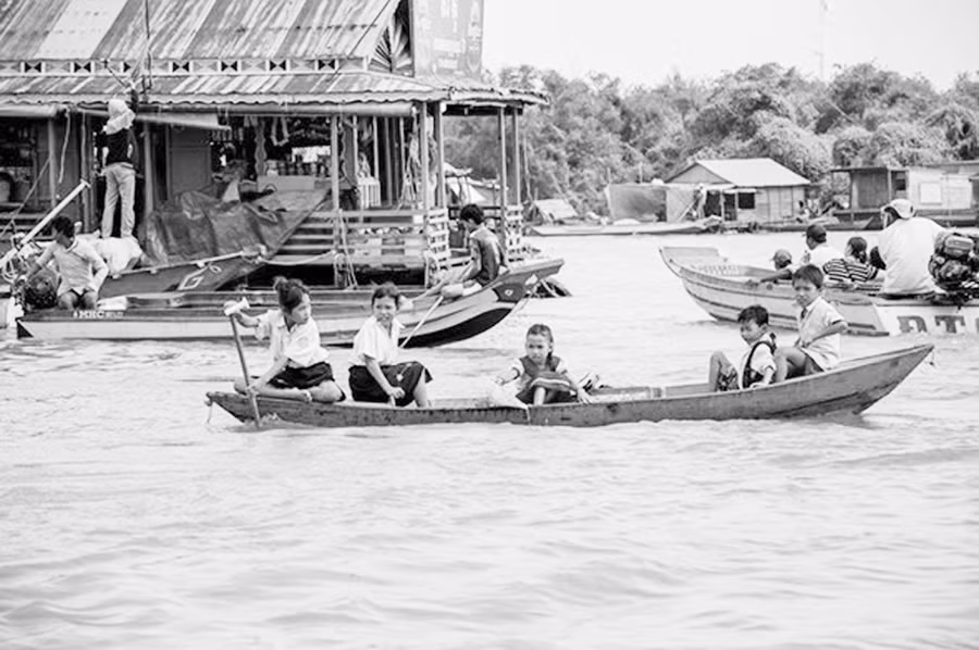 Trường nổi ở làng Kompong Luong, Campuchia