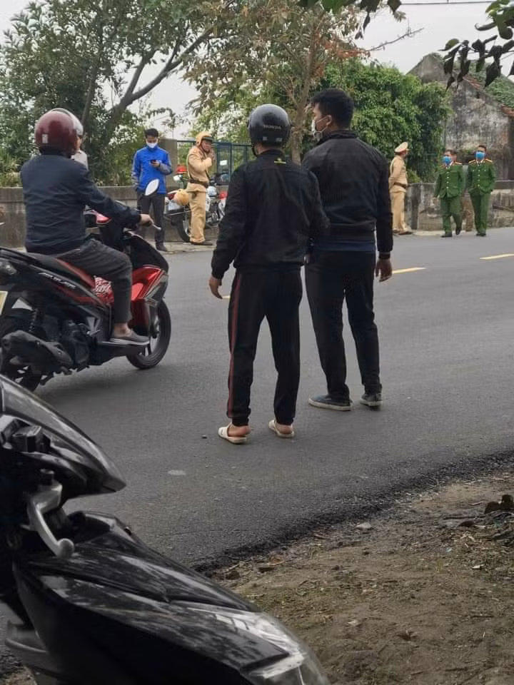 Cơ quan công an Nam Định đang tiến hành điều tra vụ chồng giết vợ tại phố Bùi xã Xuân Ngọc - ảnh ITN.