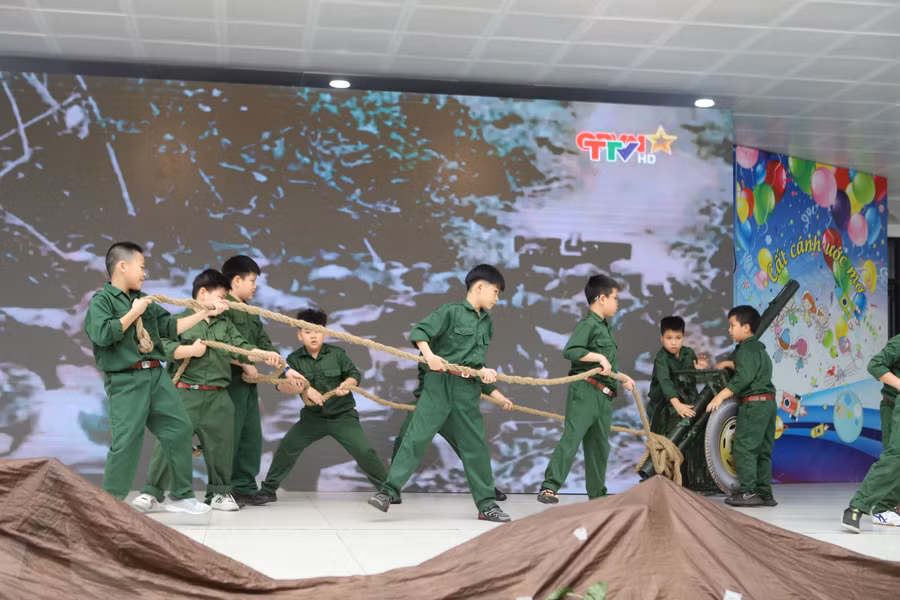 Hoạt cảnh tái hiện những gian khổ của người chiến sĩ Điện Biên khi kéo pháo vào trận địa cũng như các đoàn dân công hỏa tuyến vận chuyển lương thực, đạn dược vào trận địa trên những chiếc xe đạp thồ. Hoạt cảnh tái hiện những gian khổ của người chiến sĩ Điện Biên khi kéo pháo vào trận địa cũng như các đoàn dân công hỏa tuyến vận chuyển lương thực, đạn dược vào trận địa trên những chiếc xe đạp thồ.
