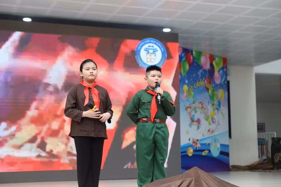 Hoạt cảnh tái hiện những gian khổ của người chiến sĩ Điện Biên khi kéo pháo vào trận địa cũng như các đoàn dân công hỏa tuyến vận chuyển lương thực, đạn dược vào trận địa trên những chiếc xe đạp thồ. Hoạt cảnh tái hiện những gian khổ của người chiến sĩ Điện Biên khi kéo pháo vào trận địa cũng như các đoàn dân công hỏa tuyến vận chuyển lương thực, đạn dược vào trận địa trên những chiếc xe đạp thồ.