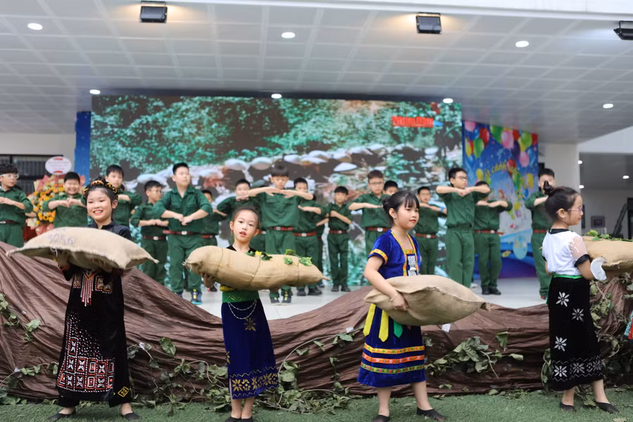 Hoạt cảnh tái hiện những gian khổ của người chiến sĩ Điện Biên khi kéo pháo vào trận địa cũng như các đoàn dân công hỏa tuyến vận chuyển lương thực, đạn dược vào trận địa trên những chiếc xe đạp thồ. Hoạt cảnh tái hiện những gian khổ của người chiến sĩ Điện Biên khi kéo pháo vào trận địa cũng như các đoàn dân công hỏa tuyến vận chuyển lương thực, đạn dược vào trận địa trên những chiếc xe đạp thồ.
