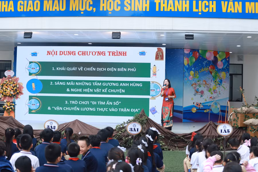 Học sinh hào hứng tham gia trả lời câu hỏi của diễn giả về các nhân vật, hiện vật của chiến dịch Điện Biên Phủ cách đây tròn 70 năm. Học sinh hào hứng tham gia trả lời câu hỏi của diễn giả về các nhân vật, hiện vật của chiến dịch Điện Biên Phủ cách đây tròn 70 năm.