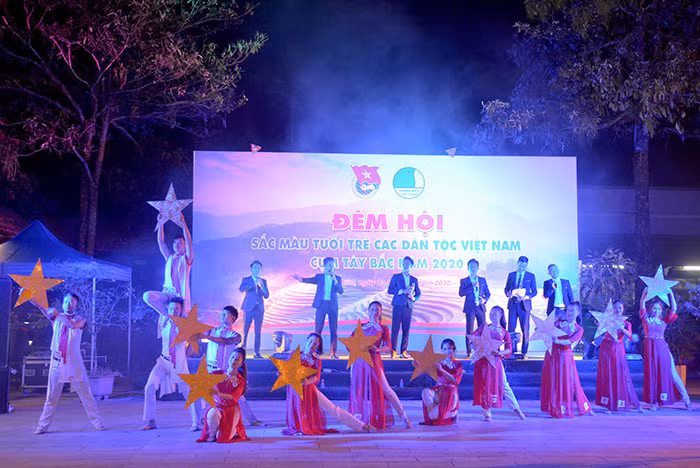 Nhiều tiết mục đặc sắc do thanh niên các tỉnh dàn dựng được biểu diễn trong đêm hội
