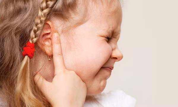 Đây là lý do vì sao trẻ đi bơi thường mắc viêm tai giữa: Cha mẹ cẩn trọng để chặn đứng nguy cơ mắc bệnh cho con-3