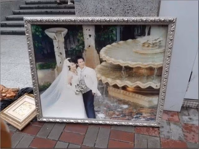 Ảnh cưới của Quan Vịnh Hà và Trương Gia Huy bị vứt bên đường ảnh 1 Anh cuoi cua Quan Vinh Ha va Truong Gia Huy bi vut ben duong hinh anh 1
