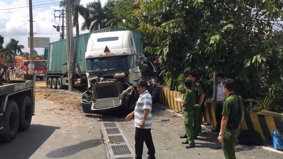Hé lộ nguyên nhân vụ container đâm ô tô bẹp dúm khiến 5 người tử vong 