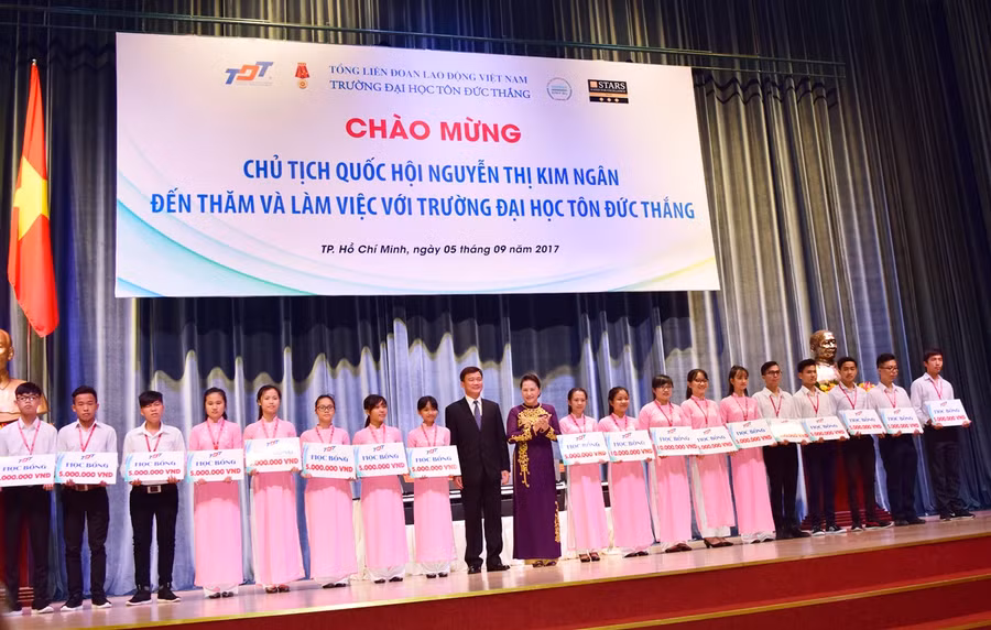 Chủ tịch Quốc hội trao học bổng cho tân sinh viên vượt khó, học giỏi Chủ tịch Quốc hội trao học bổng cho tân sinh viên vượt khó, học giỏi