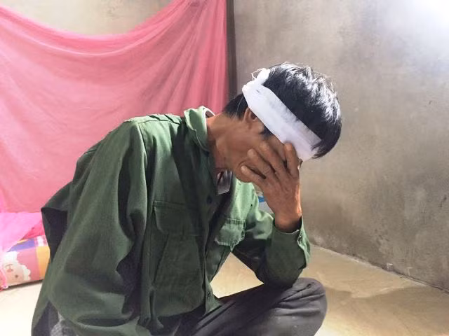 Ông Nguyễn Văn Thanh (bố cháu Bảo) như chết lặng trước nỗi đau mất con. Ông Nguyễn Văn Thanh (bố cháu Bảo) như chết lặng trước nỗi đau mất con.