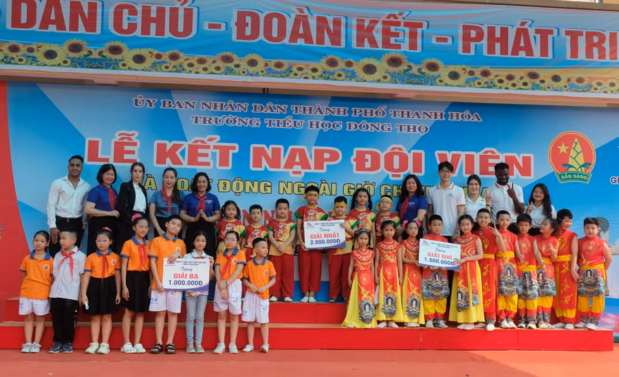 Đại diện Trung tâm ngoại ngữ Green Education cùng Ban giám hiệu nhà trường trao thưởng tới các đội chơi (Ảnh: NT).
