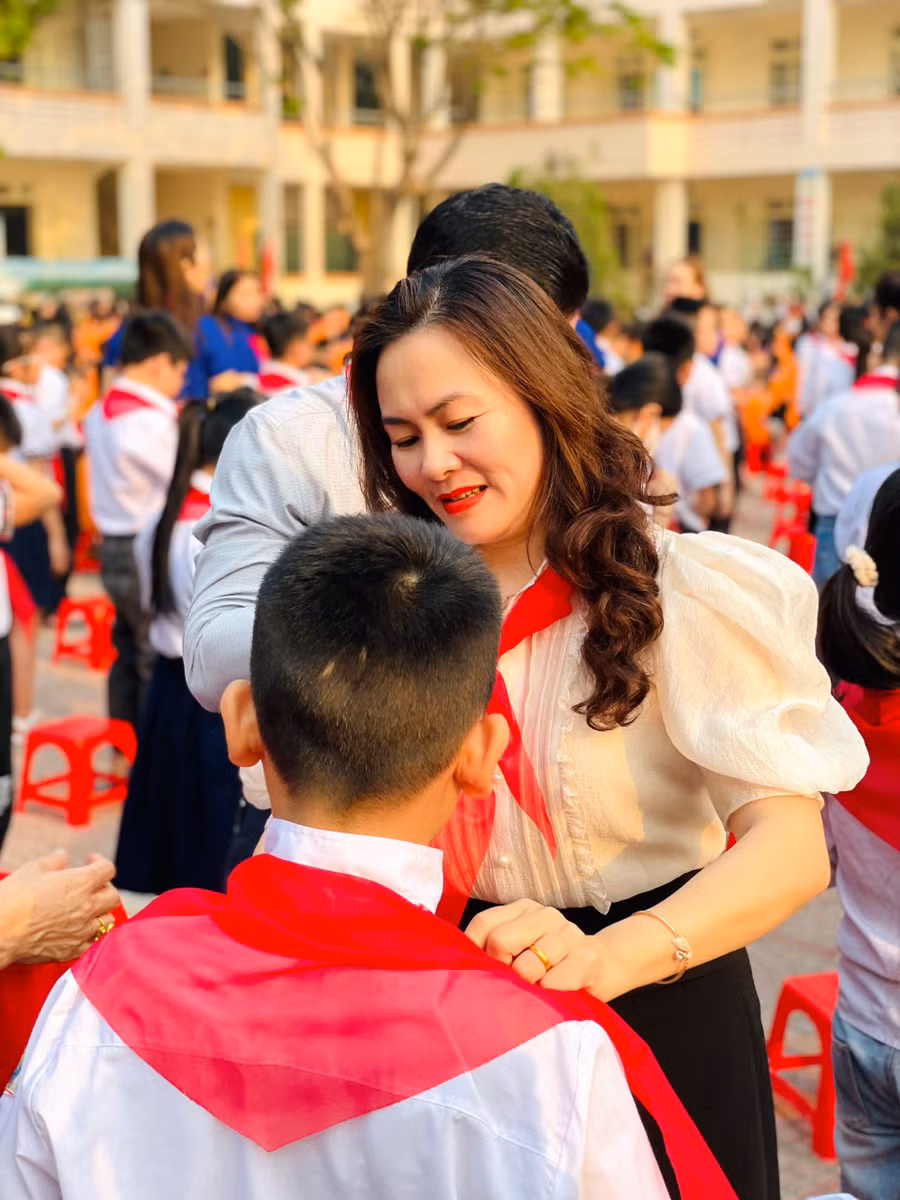 200 học sinh chăm ngoan của Trường Tiểu học Đông Thọ được các đại biểu trao khăn quàng đỏ. (Ảnh: NT).