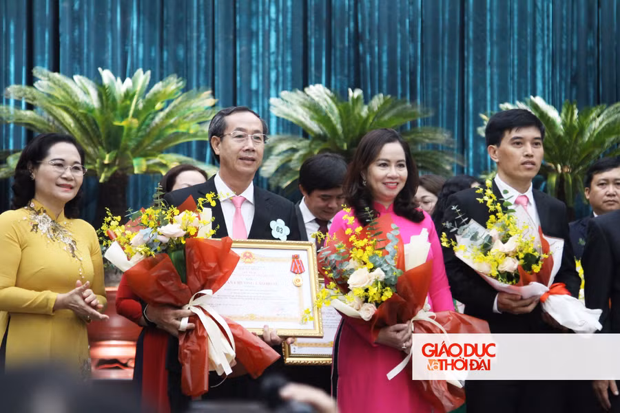 Các đơn vị vinh dự được nhận Huân chương Lao động vì những thành tích xuất sắc trong công tác giáo dục &amp; đào tạo từ năm học 2014-2015 đến năm học 2018-2019.